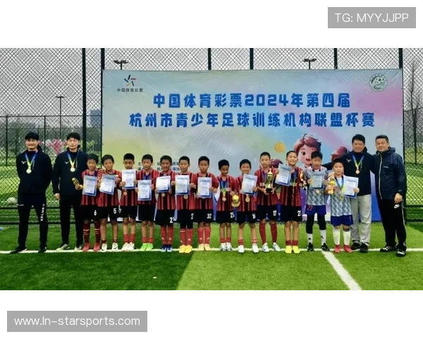 俱乐部与地方政府合作推动校园足球场地改造项目 俱乐部与地方政府合作推动校园足球场地改造项目
